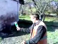 Flasche am Kopf